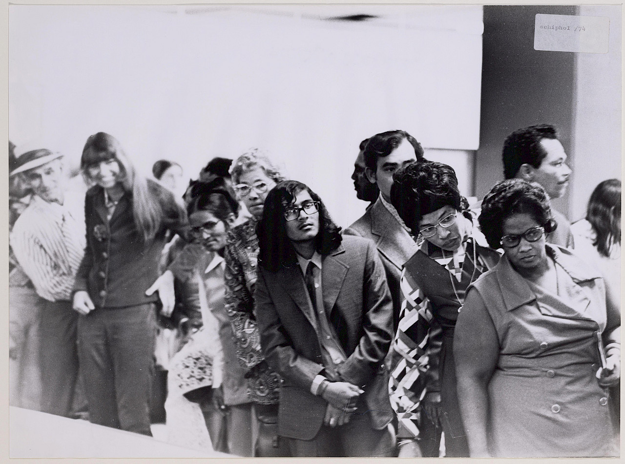 Aankomst op Schiphol uit Suriname, ca. 1974. Maya Pejic. Stadsarchief Amsterdam