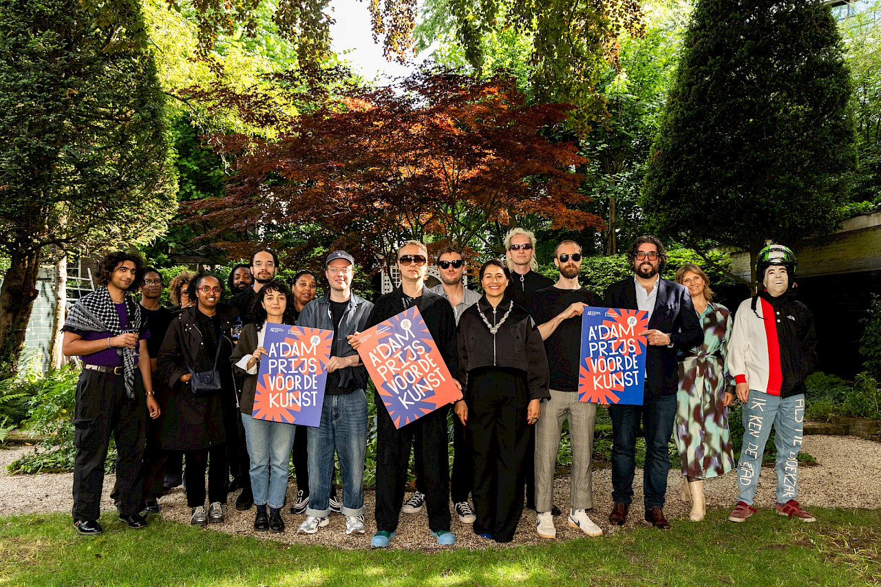 Genomineerden voor de Amsterdamprijs voor de Kunst. Vlnr: Metro54, Safae el Khannoussi, Camiel Fortgens, cultuurwethouder Touria Meliani, Hang Youth, juryvoorzitter Ahmet Polat, Hans de Tweede en AFK-directeur Laurien Saraber. Sakir Khader ontbreekt op de foto. Foto: Koosje Koolbergen